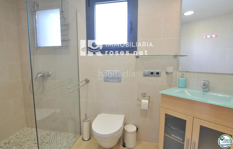 Foto 04ff1499-3cbe-48c2-8fbe-03219424a75c. Piso encantador apartamento con licencia turística y vistas al canal en Roses