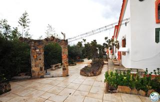 Maison  Riera - la almadrava. Roses  casa con jardín y dos apartamentos.