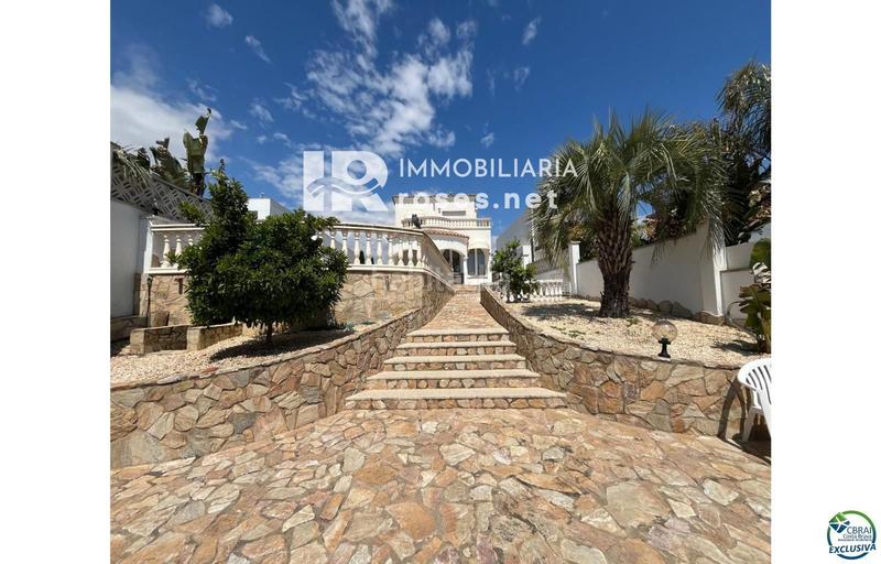 Foto 3f0aeb15-f884-40eb-9b68-d85c40fa39a4. Casa en venta casa al canal orientación sudeste , terreno de 542m2 y amarre de 12m en Empuriabrava