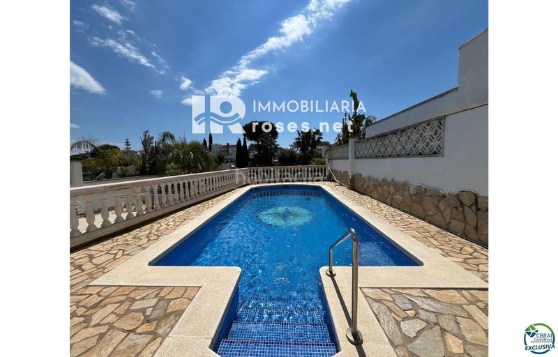 Foto 40a74681-8277-412e-b39d-4c2b8504d6f7. Casa en venta casa al canal orientación sudeste , terreno de 542m2 y amarre de 12m en Empuriabrava