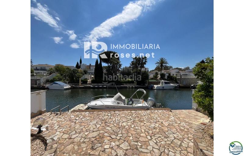 Foto 835e2ba0-274c-4d7b-a125-d8b396b43bef. Casa en venta casa al canal orientación sudeste , terreno de 542m2 y amarre de 12m en Empuriabrava