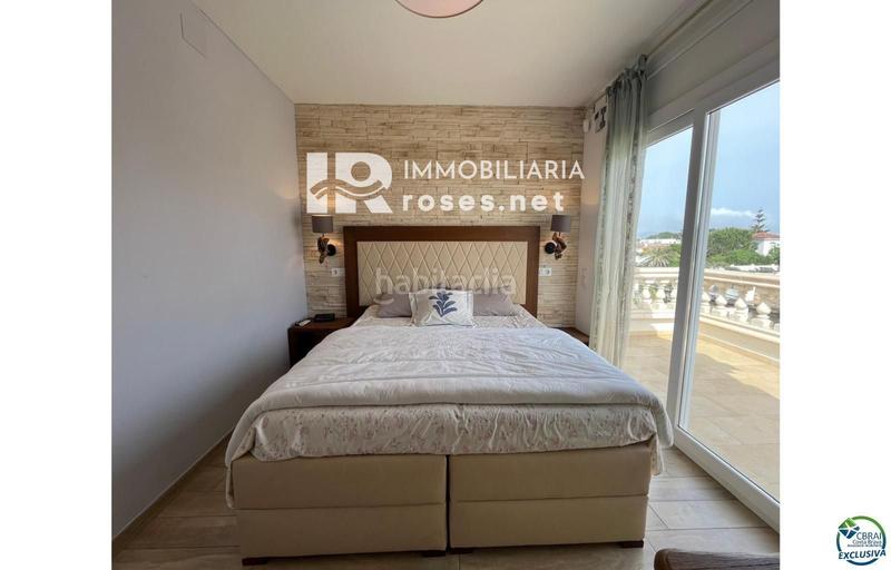 Foto f283d3dd-1698-4f44-8054-e7bb603820a8. Casa en venta casa al canal orientación sudeste , terreno de 542m2 y amarre de 12m en Empuriabrava