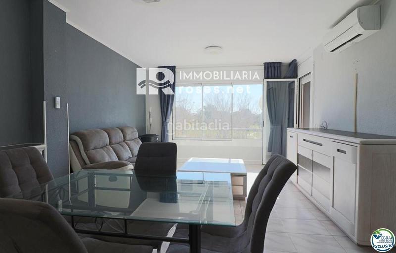 Foto d1ff84ea-f0d6-40c2-804f-db1e574d678b. Piso acogedor apartamento con vistas despejadas en una zona tranquila en Empuriabrava