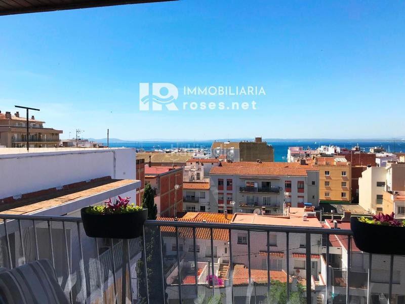 Foto 3cc3afd4-c0d5-4163-a83a-d62d2e6ec3f0. Piso ático totalmente reformado en venta en el centro , cerca de la playa en Roses