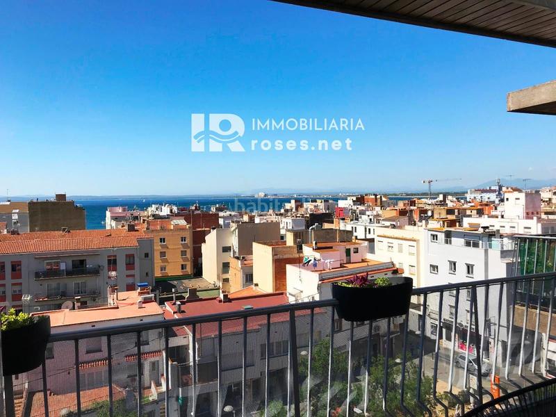 Foto 532a243c-3b70-46e6-b2f2-bc4527d45f09. Piso ático totalmente reformado en venta en el centro , cerca de la playa en Roses