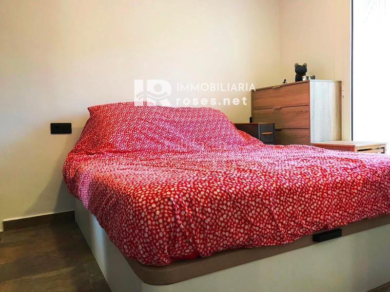 Foto 580b14c1-1008-4556-8f16-e99300ba831d. Piso ático totalmente reformado en venta en el centro , cerca de la playa en Roses