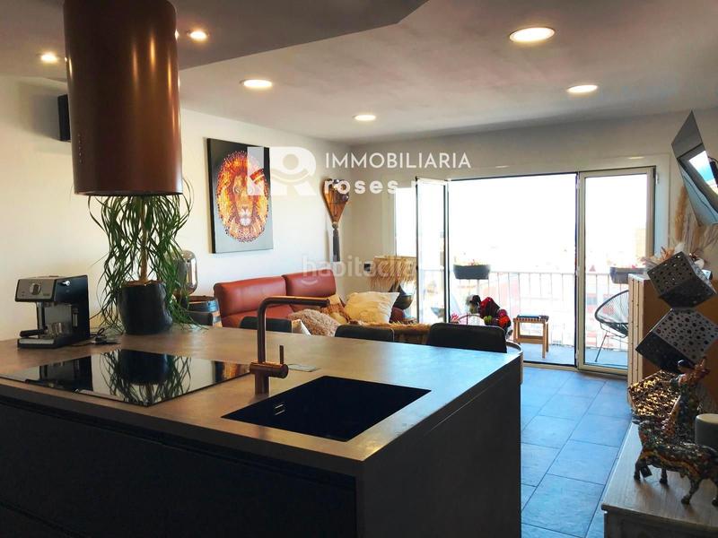 Foto 5ff27ca8-9777-45c3-8edd-b7b32e766530. Piso ático totalmente reformado en venta en el centro , cerca de la playa en Roses