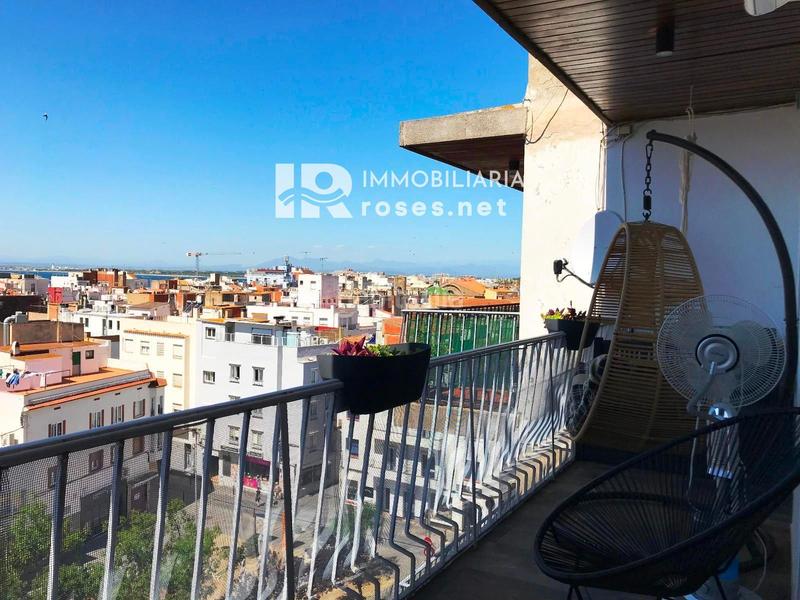 Foto 60a80e73-e7de-4747-8d5f-278bac4db3a7. Piso ático totalmente reformado en venta en el centro , cerca de la playa en Roses