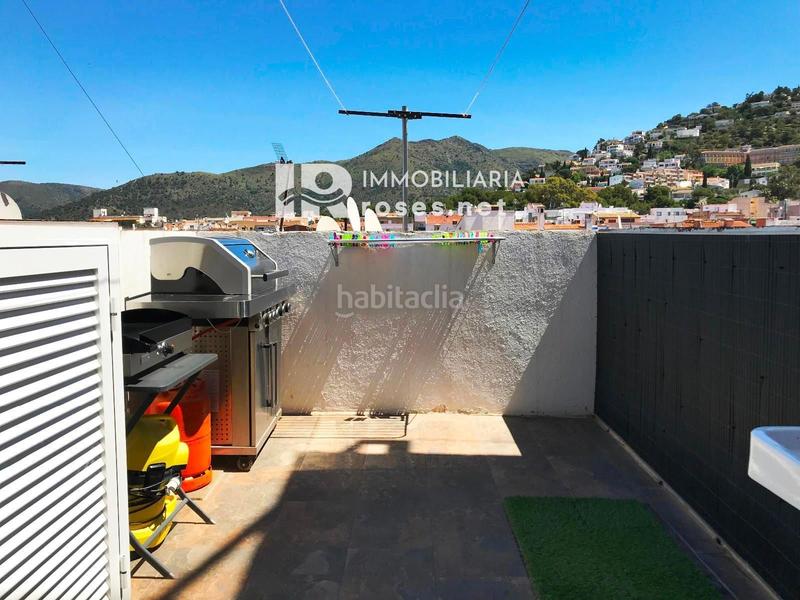 Foto 6184acce-e269-4170-a301-c26fe458ba41. Piso ático totalmente reformado en venta en el centro , cerca de la playa en Roses