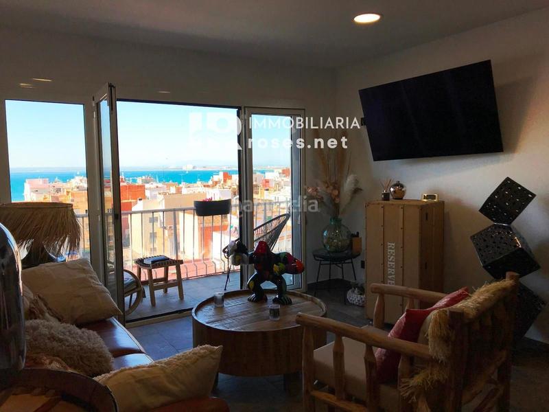 Foto 7b030d7b-2df6-4a66-b527-3b31b1804693. Piso ático totalmente reformado en venta en el centro , cerca de la playa en Roses