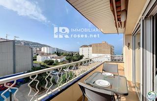 Pis  De la llotja. En venta  apartamento con vistas al mar en el centro de roses co