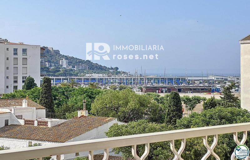 Foto a5944936-6c60-4db9-b30a-9749c9d0a0f4. Piso en venta apartamento con vistas al mar en el centro con terraza en la azotea y dependencia acondicionada en Roses
