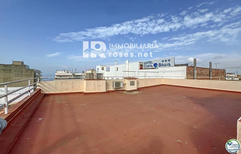Foto c4c72bf9-4a12-4308-894b-69ab9d4cbfb4. Piso en venta apartamento con vistas al mar en el centro con terraza en la azotea y dependencia acondicionada en Roses