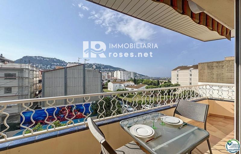 Foto ca799e28-f94d-4178-a756-3e14199f1272. Piso en venta apartamento con vistas al mar en el centro con terraza en la azotea y dependencia acondicionada en Roses