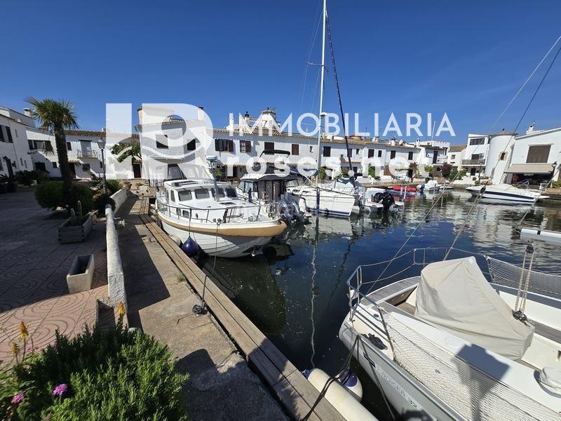 Foto 253e1577-1285-4f6d-be7c-2c48bc2fb93d. Casa amb calefacció aparcament a Port Grec - Port Moxó Empuriabrava