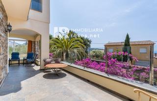 Casa  Castella. Villa completamente renovada con 3 apartamentos, piscina y garaj