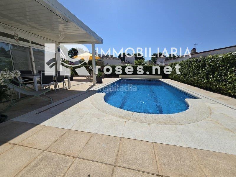 Foto f16a93fa-ab90-43e6-bbe3-9a2954cc37ab. Casa amb calefacció aparcament piscina a Carlit - Montseny Empuriabrava