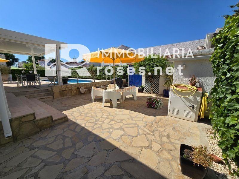 Foto f359aa8e-f1e1-42a3-9e15-5bf166396a64. Casa amb calefacció aparcament piscina a Carlit - Montseny Empuriabrava
