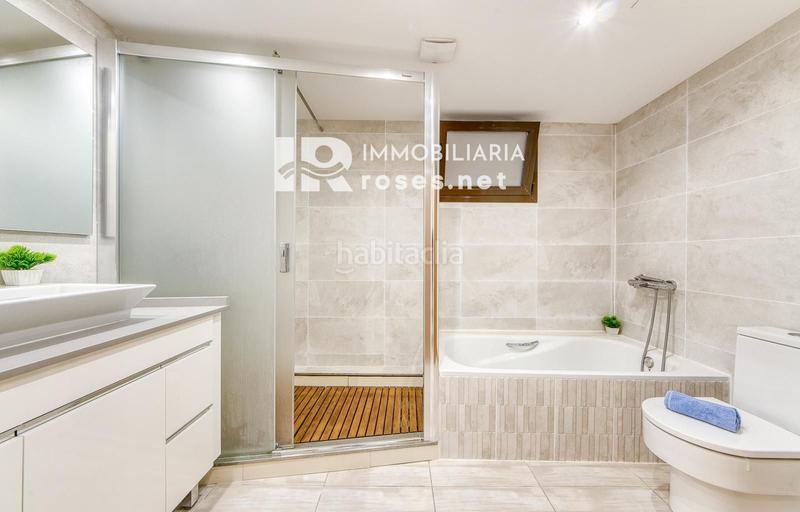 Foto 651a35b9-7dfe-4fc8-a319-287a9cb28e72. Piso excepcional . apartamento de alto standing en primera linea de mar en canyelles en Roses