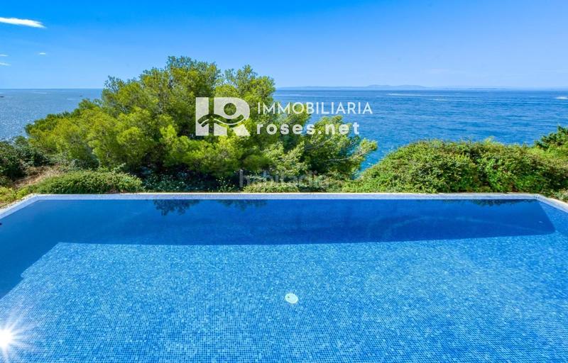 Foto a33b4edf-3e4b-4bdf-9d40-42abe1542bc4. Piso excepcional . apartamento de alto standing en primera linea de mar en canyelles en Roses