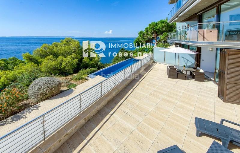Foto f7c2c160-923b-4d9a-9071-03f7a0eae543. Piso excepcional . apartamento de alto standing en primera linea de mar en canyelles en Roses