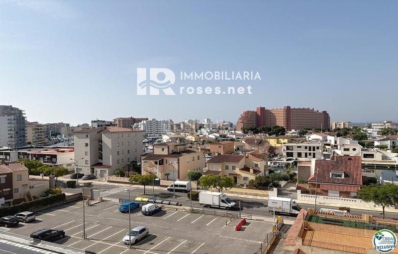 Foto 7d8966b0-9f4f-48d2-804b-85d7503bd41e. Piso en venta amplio estudio renovado con dormitorio independiente santa margarita en Roses
