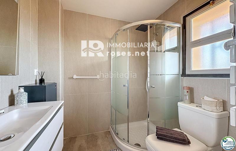 Foto dfc554f2-c27b-4110-ad31-67e9e38fb15a. Piso en venta amplio estudio renovado con dormitorio independiente santa margarita en Roses