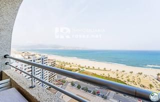 Estudi  Delta muga. Estudio en planta 17 con terraza y espectaculares vistas al mar