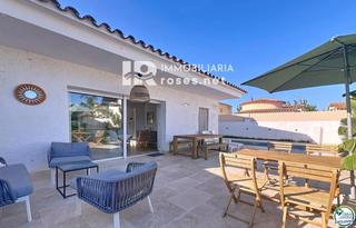 Chalet  Alberes. En venta  casa en planta baja con piscina en empuriabrava