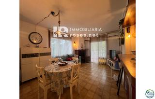 Pis  Alberes. Bonito piso en venta en la zona comercial de empuriabrava
