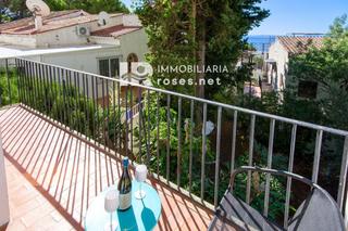 Piso  Santa barbara. Exclusivo apartamento reformado a 50 metros de la playa de canye