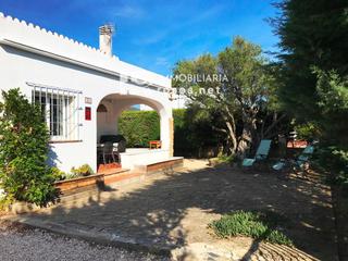 Casa  Urgell. Casa con amplio jardín en venta en mas boscà roses