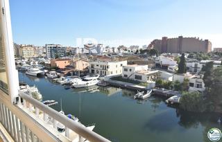 Pis  De la platja. Bonito apartamento con gran terraza acristalada, vistas al canal