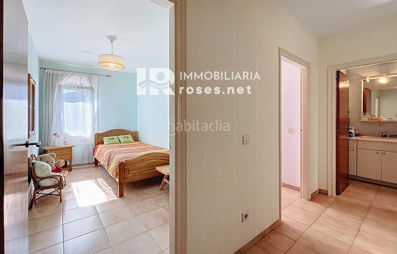 Foto 4e1e1382-df4a-46ac-a9f2-2dfb1aef2618. Pis a Centre Roses