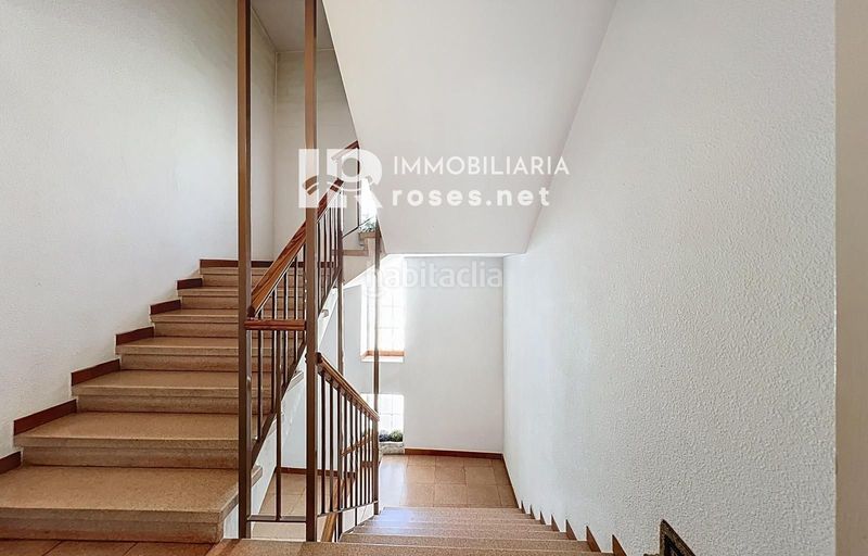 Foto b728985a-c116-4d82-a3c2-b2b500897899. Pis a Centre Roses
