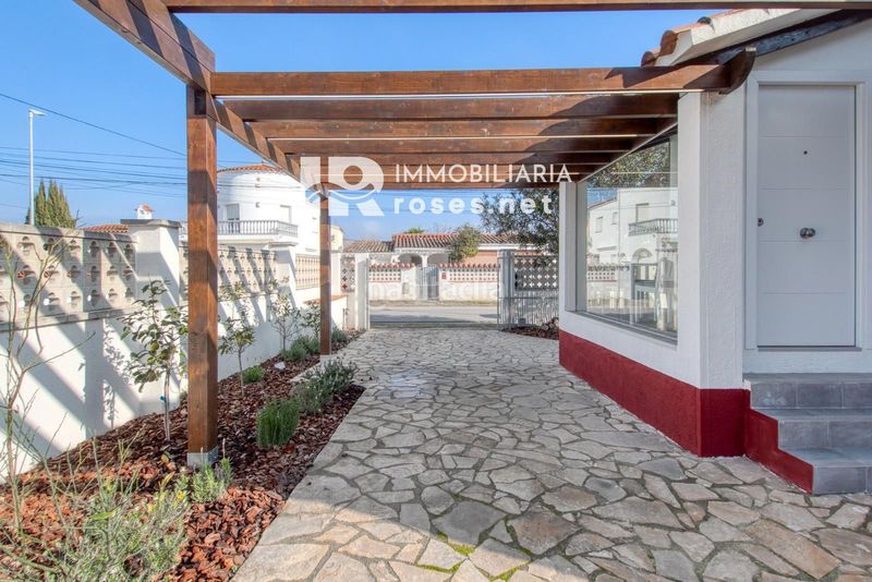 Foto c8f8df2f-1e04-4ba1-8b9a-81435b9aa76d. Casa amb calefacció a Carlit - Montseny Empuriabrava