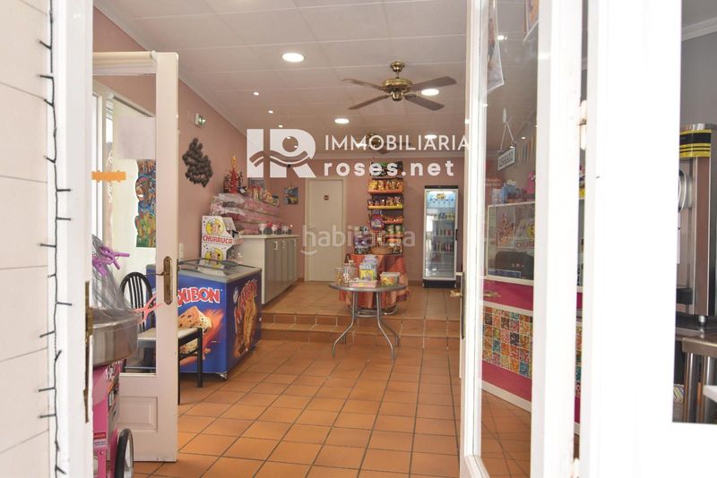 Foto df4e0c94-8f73-4c6e-aea2-5f6f92f3bb96. Traspàs local comercial a Centre Roses