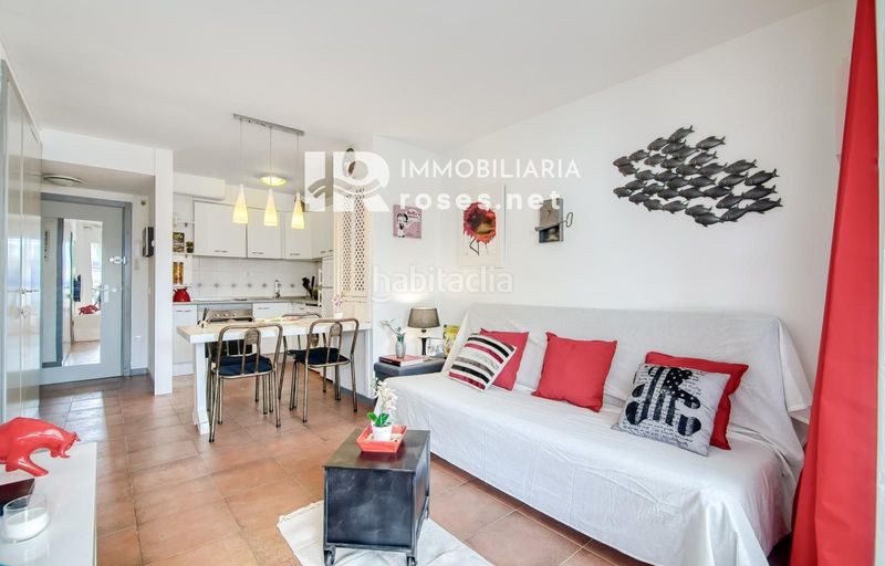 Foto 00aa118b-1a5c-456b-861d-d922a8b58a5c. Piso acogedor apartamento con piscina comunitaria y terraza en entorno tranquilo en Roses