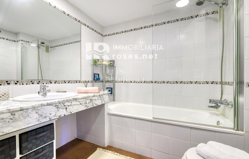 Foto 09abcb91-d2ae-4ff4-bba5-98b33ca136f7. Piso acogedor apartamento con piscina comunitaria y terraza en entorno tranquilo en Roses