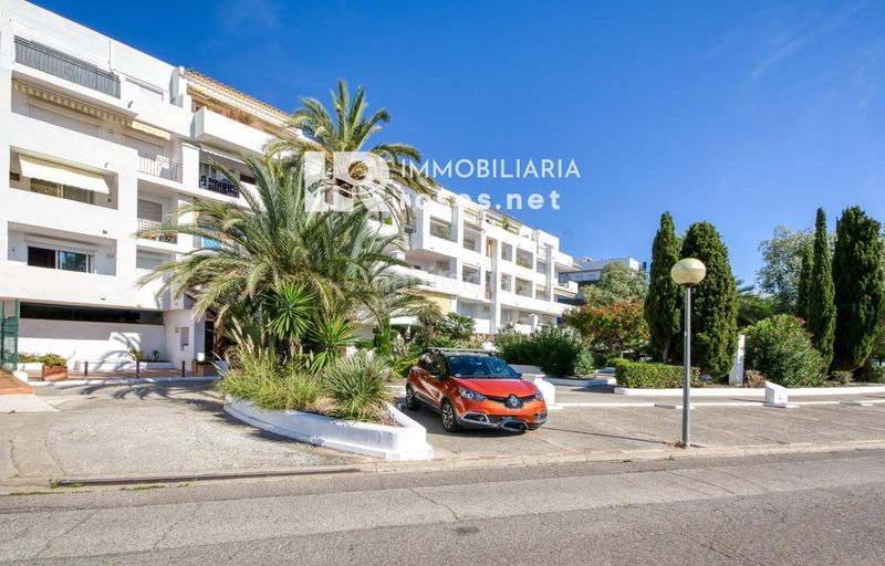 Foto 8121abf4-4de4-4627-9c8c-84370f9a4801. Piso acogedor apartamento con piscina comunitaria y terraza en entorno tranquilo en Roses