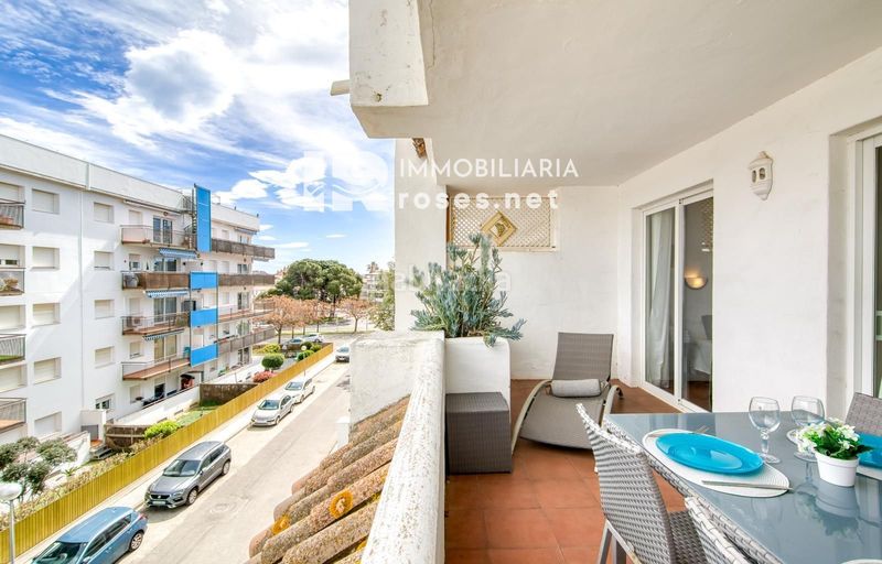 Foto aab284e0-3be0-44d1-ac49-02dfac6a2704. Piso acogedor apartamento con piscina comunitaria y terraza en entorno tranquilo en Roses