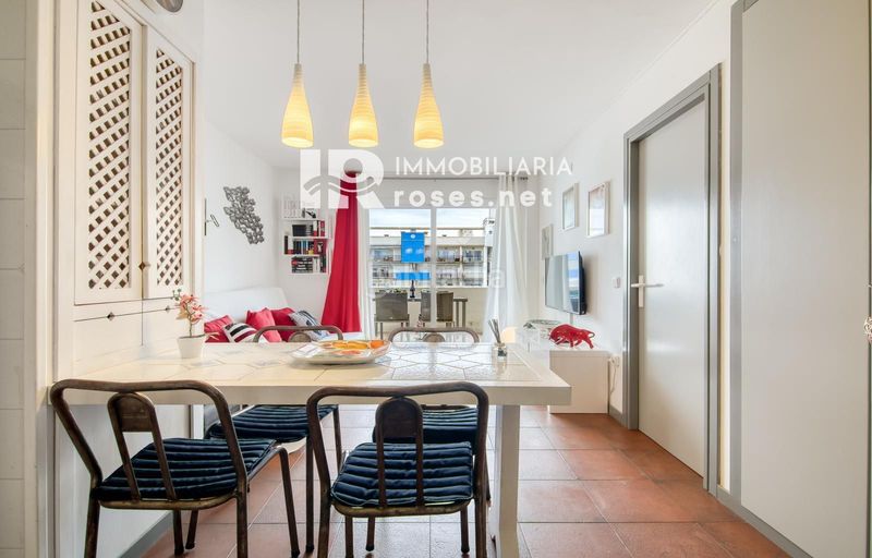 Foto c2e80b31-525d-4c8b-8c22-2223d71bdcca. Piso acogedor apartamento con piscina comunitaria y terraza en entorno tranquilo en Roses