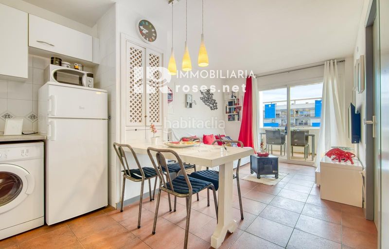 Foto c6f1b07d-d163-4e94-b9a4-f94fd77a08f0. Piso acogedor apartamento con piscina comunitaria y terraza en entorno tranquilo en Roses