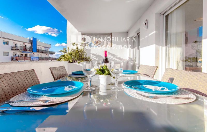 Foto f355168b-a840-4efd-bf25-c789cdc6796b. Piso acogedor apartamento con piscina comunitaria y terraza en entorno tranquilo en Roses