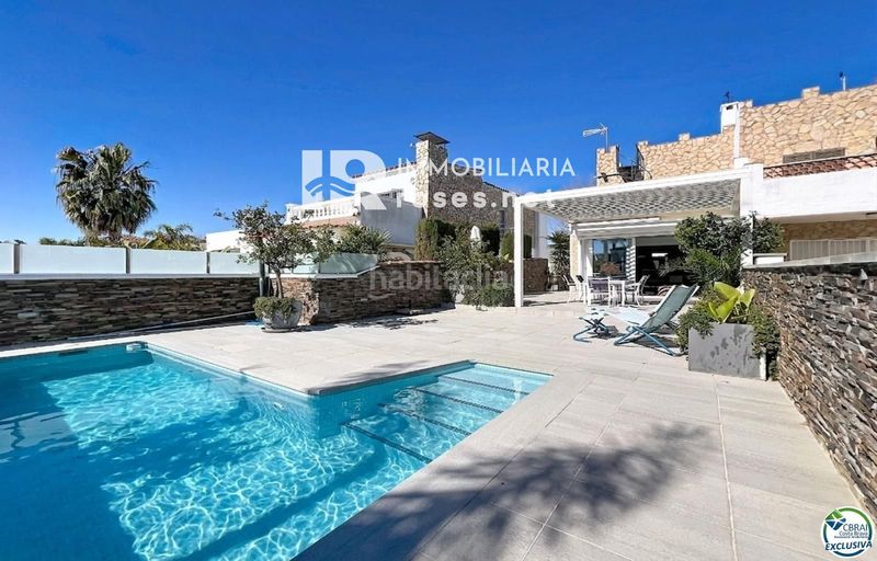 Foto ad5dfac9-c085-4df2-8f92-ad23b8f33cad. Casa adossada amb aparcament piscina a Tordera - Fluvià - Llobregat Empuriabrava