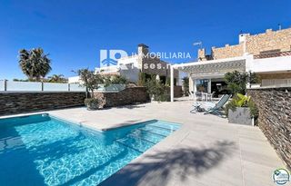 Chalet  Llobregat. Casa renovada al sur, con piscina y acceso a un canal amplio en