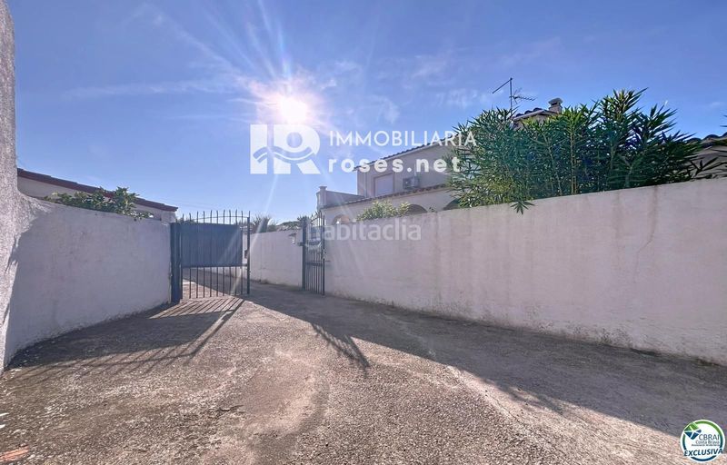 Foto 03679635-6385-4852-bde9-ca1df191e883. Xalet amb aparcament piscina a Alberes Empuriabrava