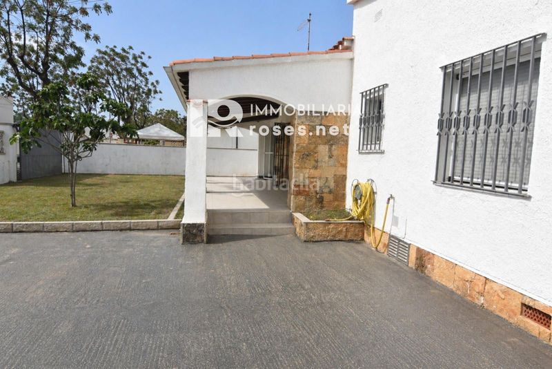 Foto ee1e804f-f178-4e50-a812-f682d97ff8a3. Xalet amb aparcament a Montgrí Empuriabrava