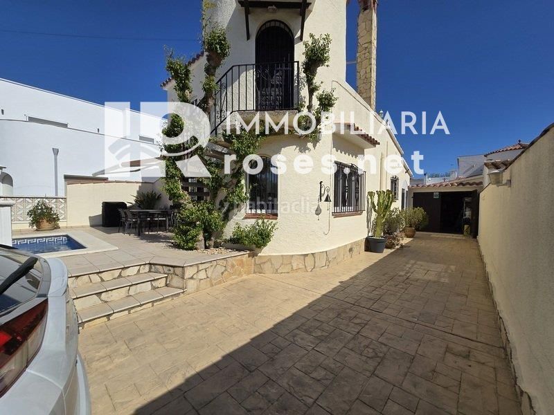 Foto 15ca3962-ff62-41b3-9ce9-1b2a828fae49. Casa amb aparcament piscina a Peni Empuriabrava