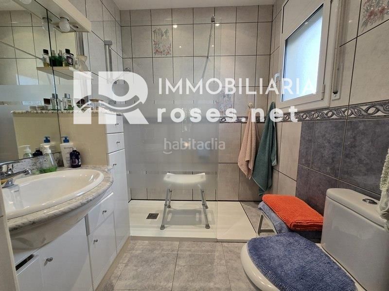 Foto 5ac51b94-c375-4bf7-9008-ea2bb3d37d32. Casa amb aparcament piscina a Peni Empuriabrava